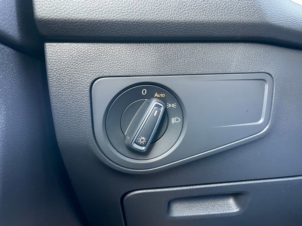 Used 2024 Volkswagen Tiguan SE image 42