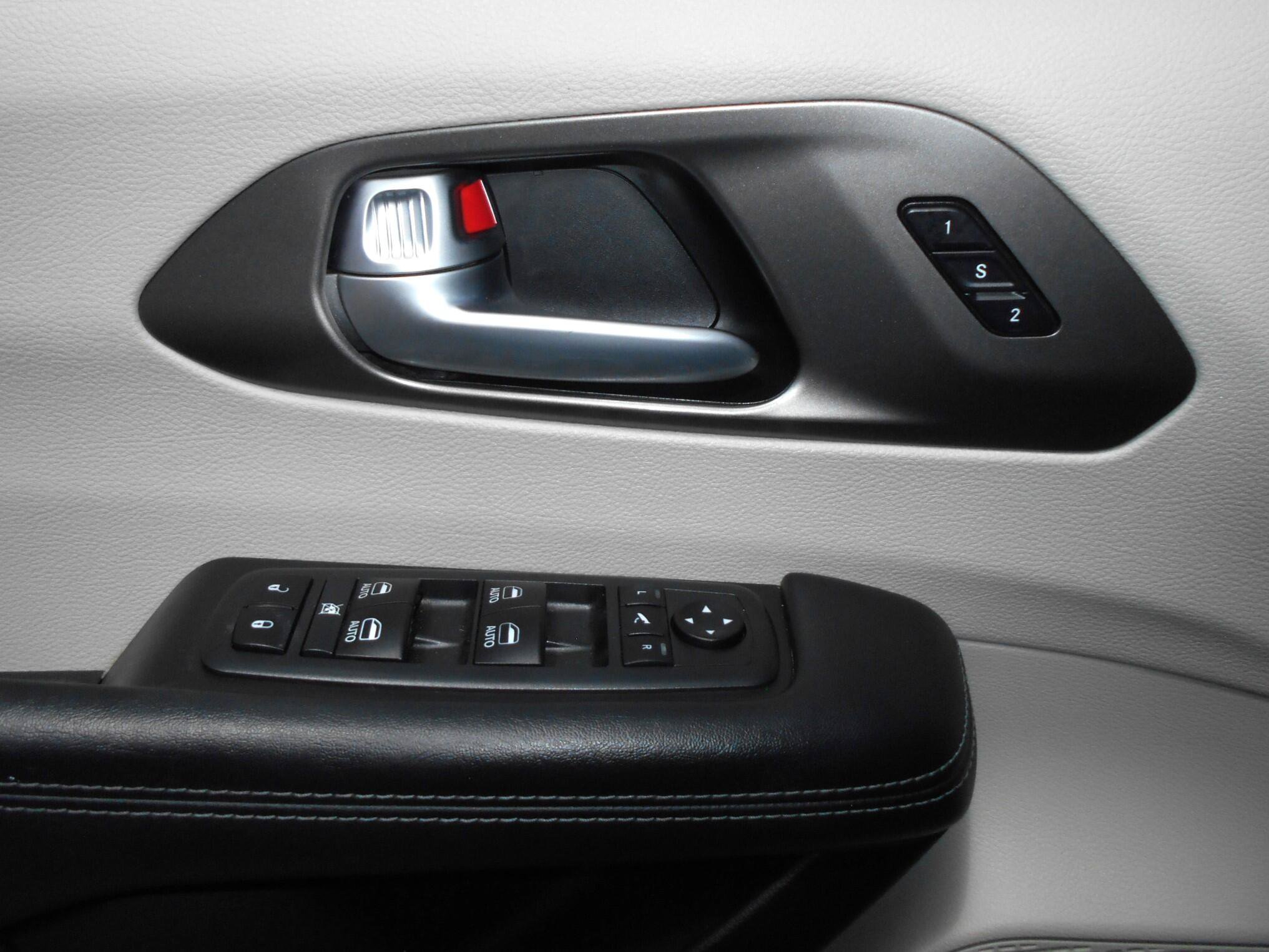 Certified 2018 Chrysler Pacifica Limited FWD image 14