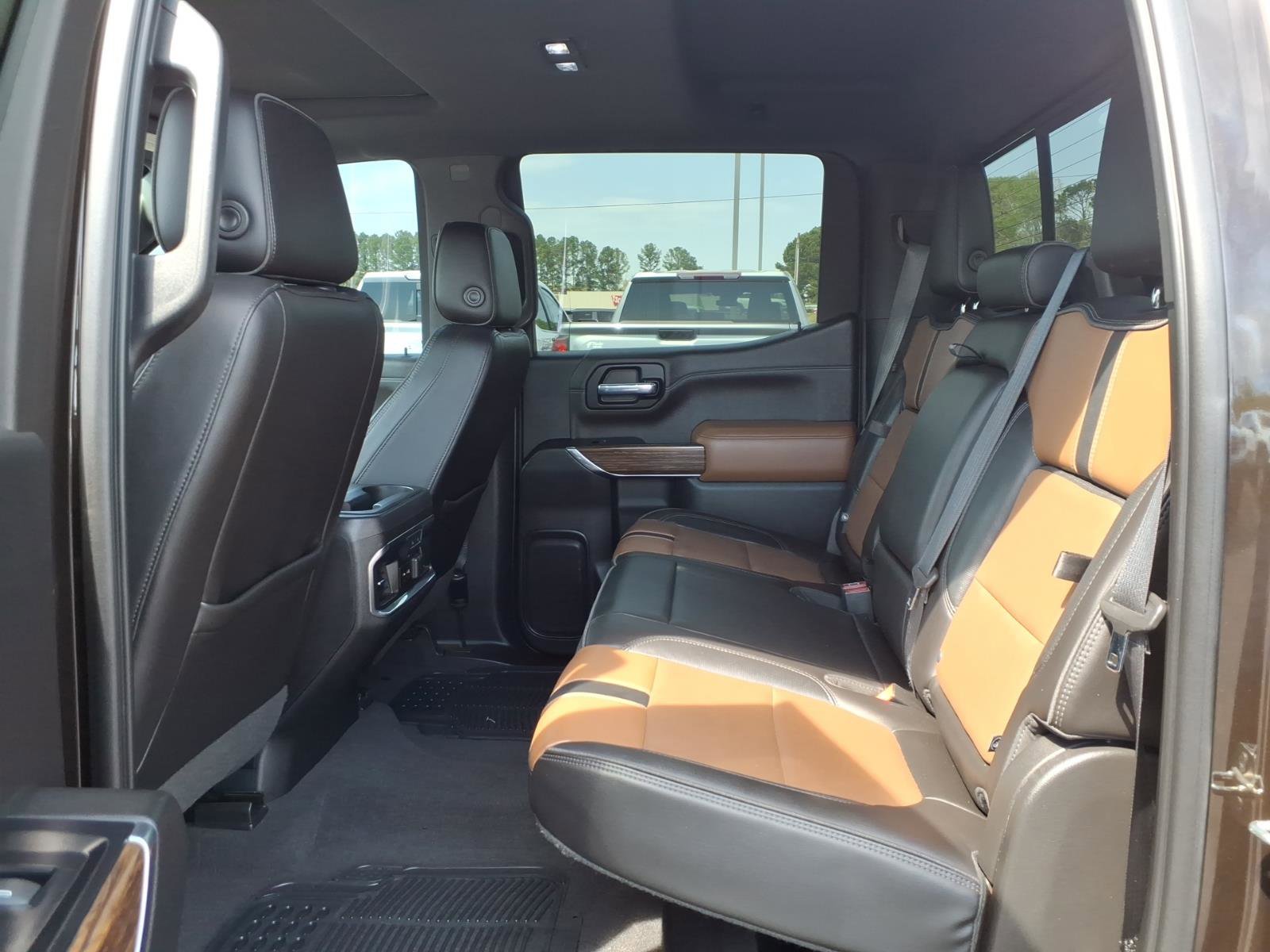 Used 2019 Chevrolet Silverado 1500 High Country w/ Technology Package AWD/4WD image 21