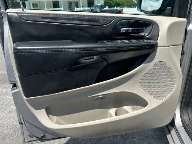 Used 2016 Dodge Grand Caravan SXT w/ Rear Park Assist Package FWD image 11