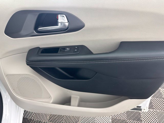 Used 2023 Chrysler Pacifica Touring-L FWD image 22