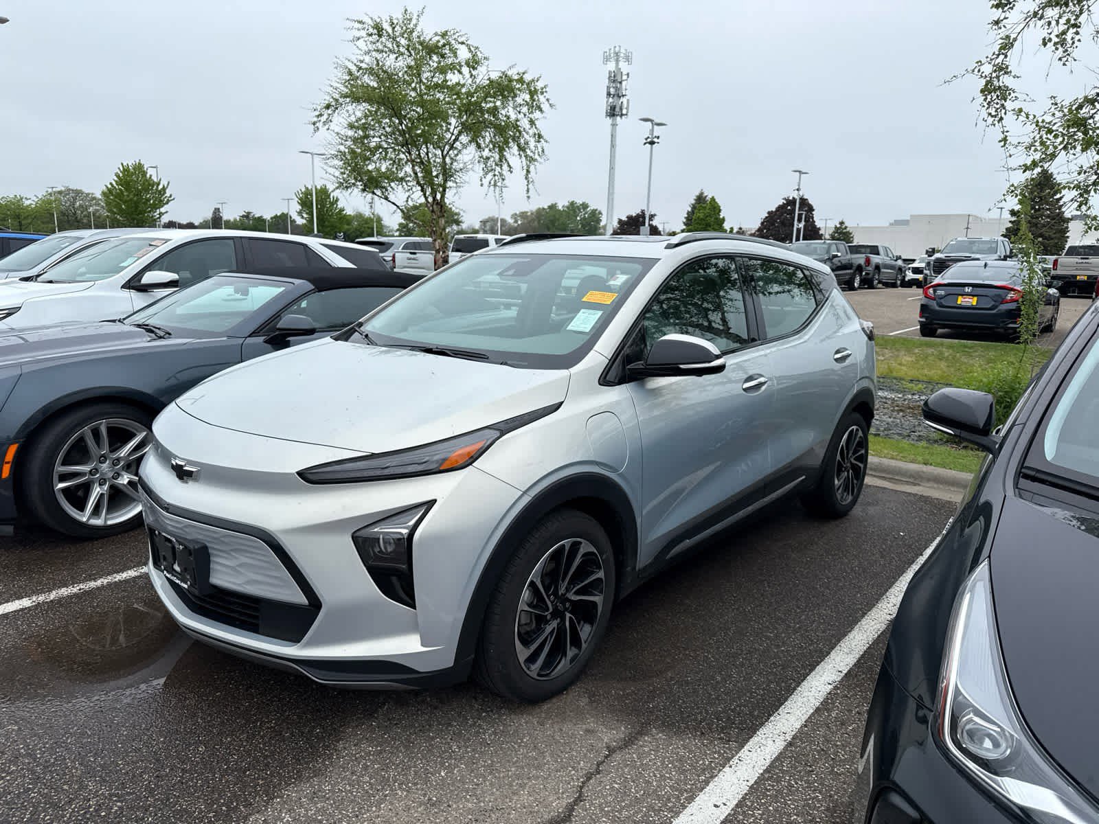 Used 2023 Chevrolet Bolt EUV Premier w/ Sun & Sound Package FWD image 3