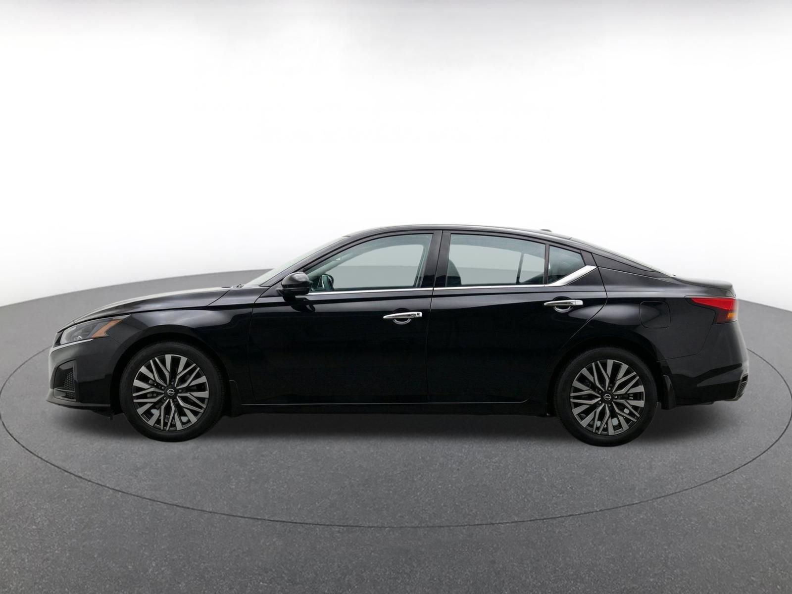 Used 2025 Nissan Altima 2.5 SV FWD image 5