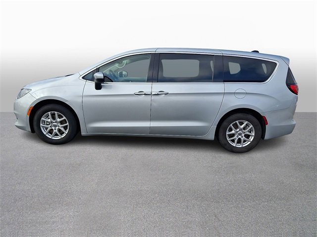 Used 2023 Chrysler Voyager LX image 7