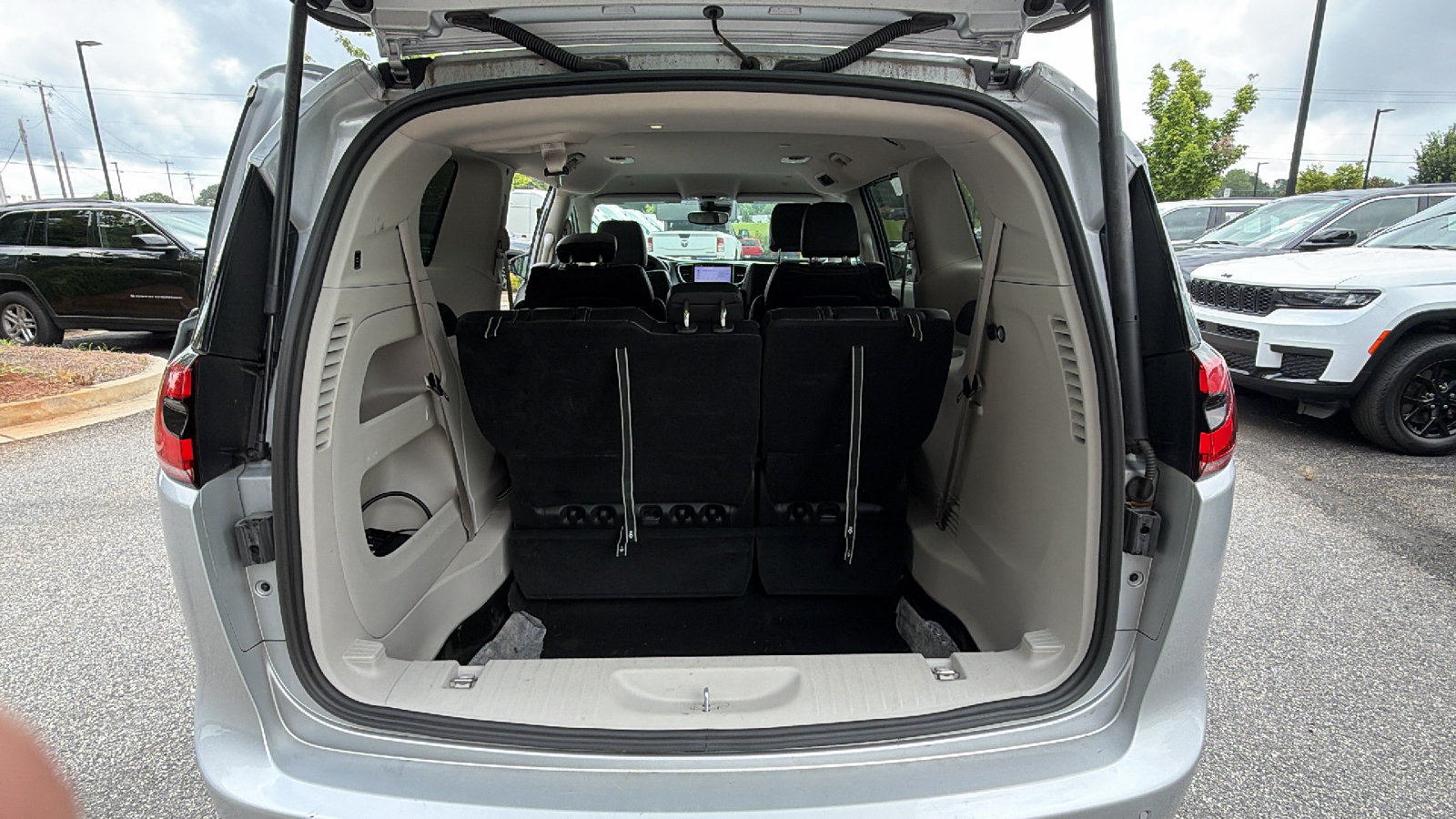 Used 2024 Chrysler Pacifica Touring-L FWD image 13