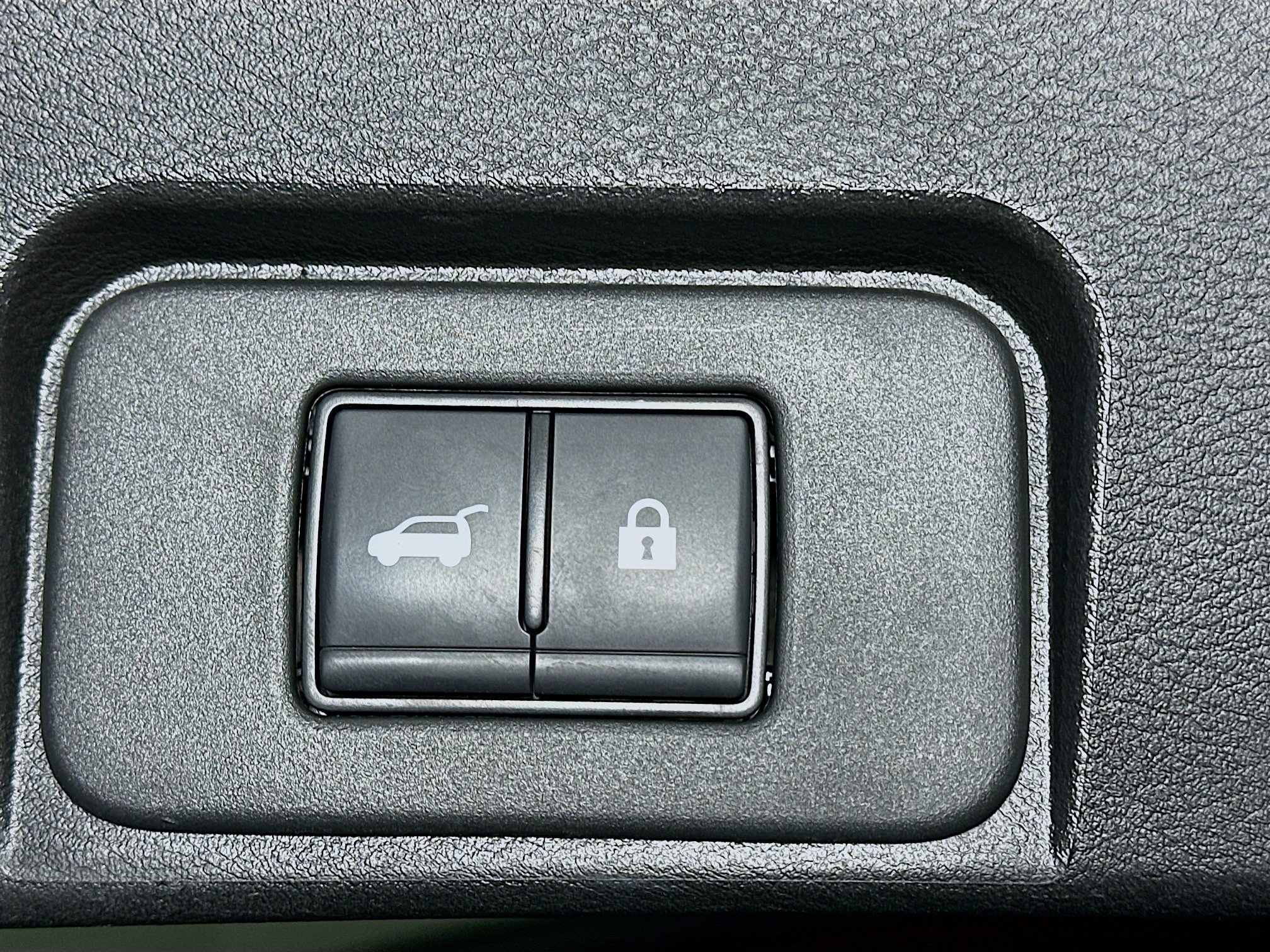 Used 2025 Nissan Rogue SV image 28