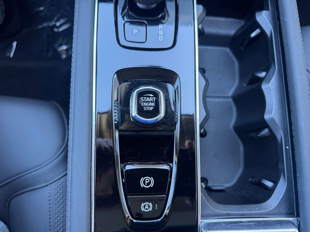 Certified 2025 Volvo XC90 B6 Plus image 17