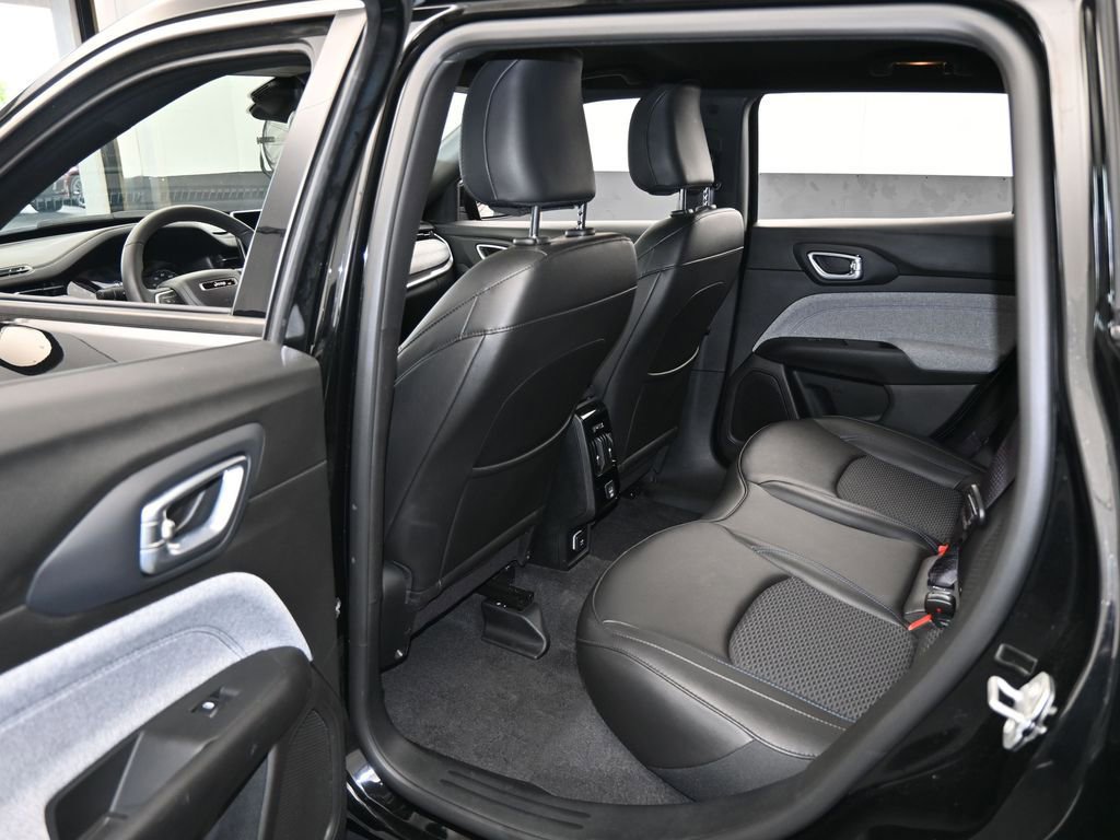 Used 2024 Jeep Compass Latitude image 31