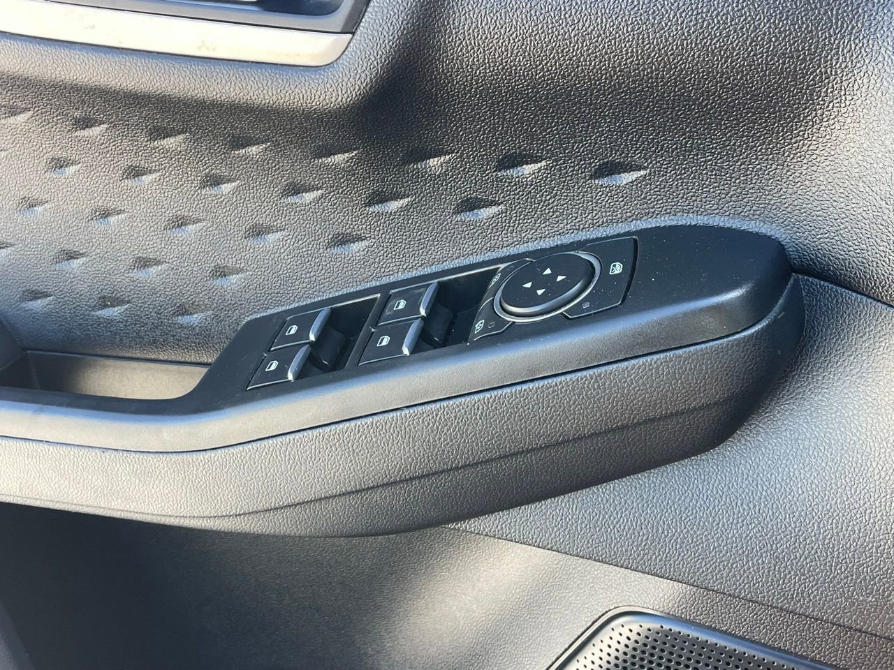 Used 2020 Ford Escape SE image 7