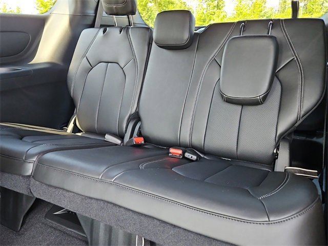 New 2025 Chrysler Pacifica Select image 5