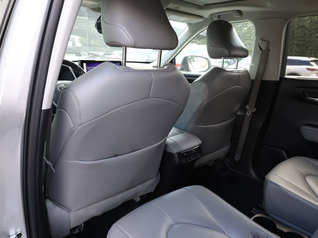 Used 2023 Toyota Highlander XLE FWD image 17