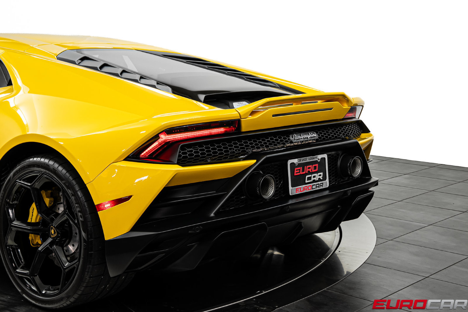 Used 2021 Lamborghini Huracan EVO RWD image 17