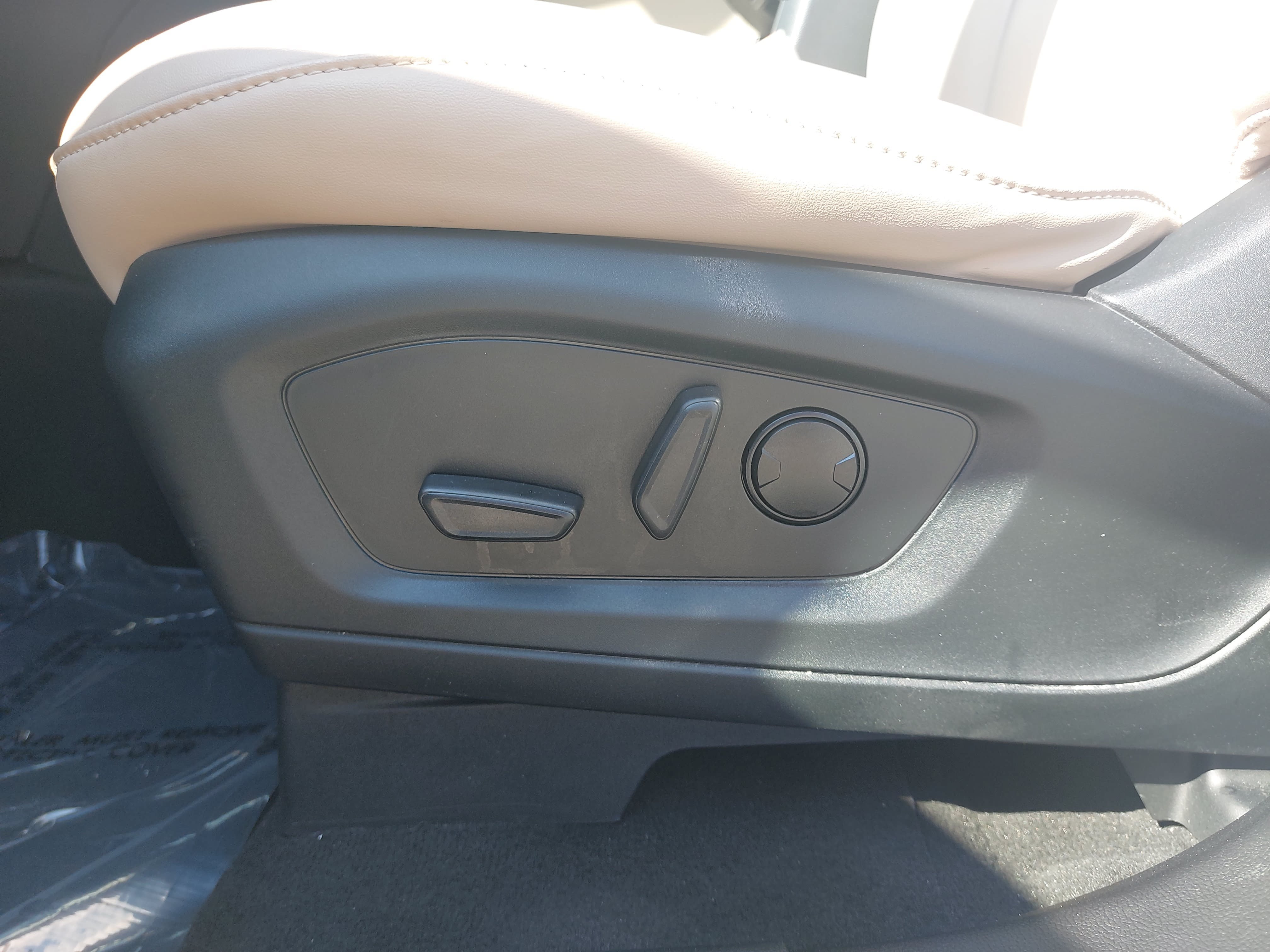 Used 2022 Ford Explorer XLT w/ Equipment Group 202A AWD/4WD image 29