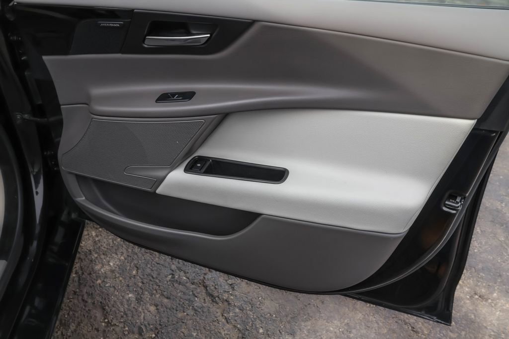 Used 2018 Jaguar XE Premium image 36