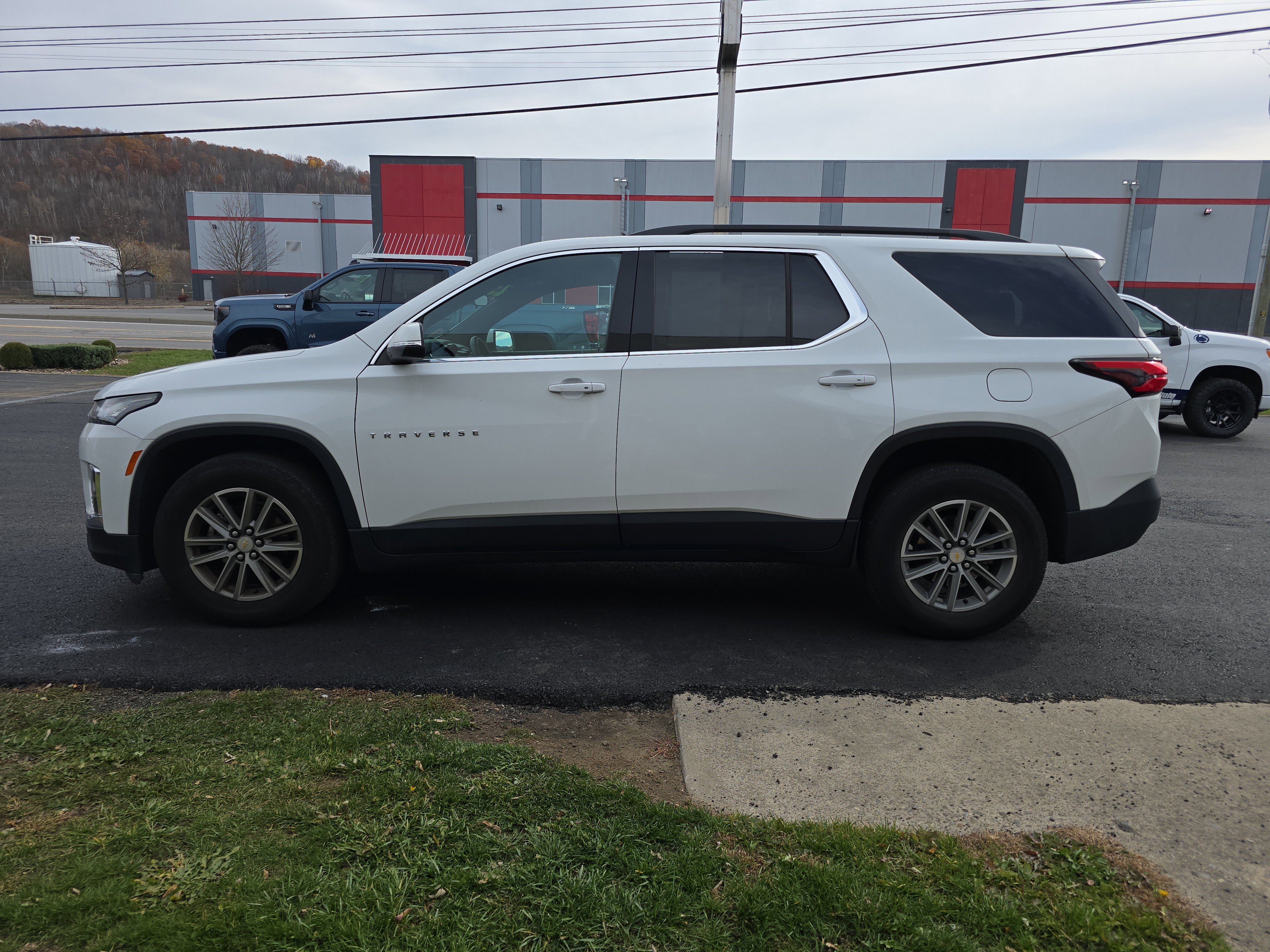 Used 2023 Chevrolet Traverse LT image 7