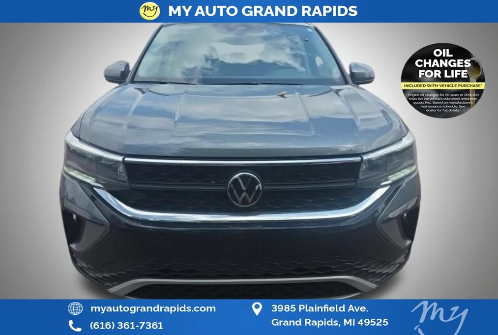 Used 2023 Volkswagen Taos SE w/ Panoramic Sunroof Package AWD/4WD image 2