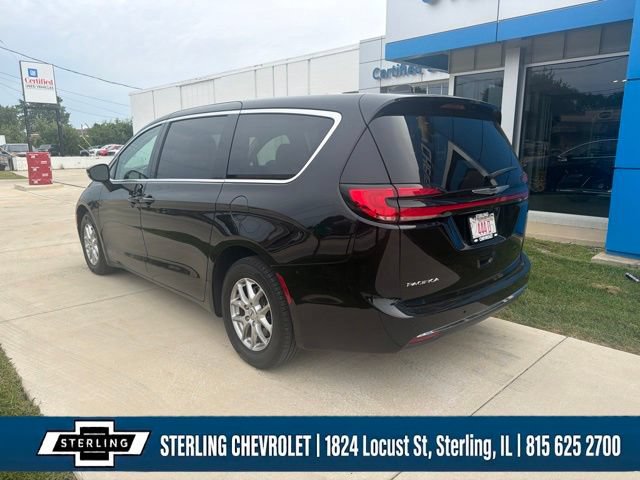 Used 2024 Chrysler Pacifica Touring-L FWD image 3