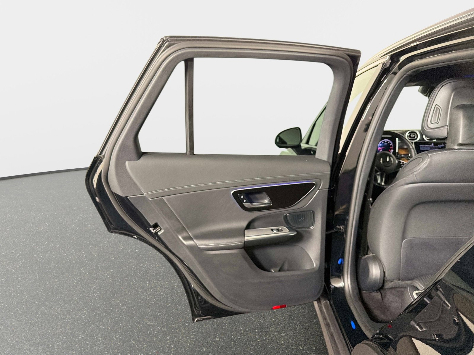 Used 2025 Mercedes-Benz GLC 300 4MATIC image 30