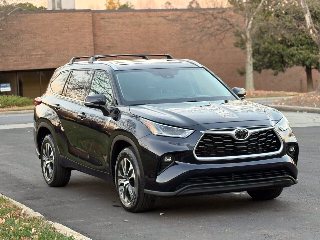 Used 2021 Toyota Highlander XLE FWD image 3