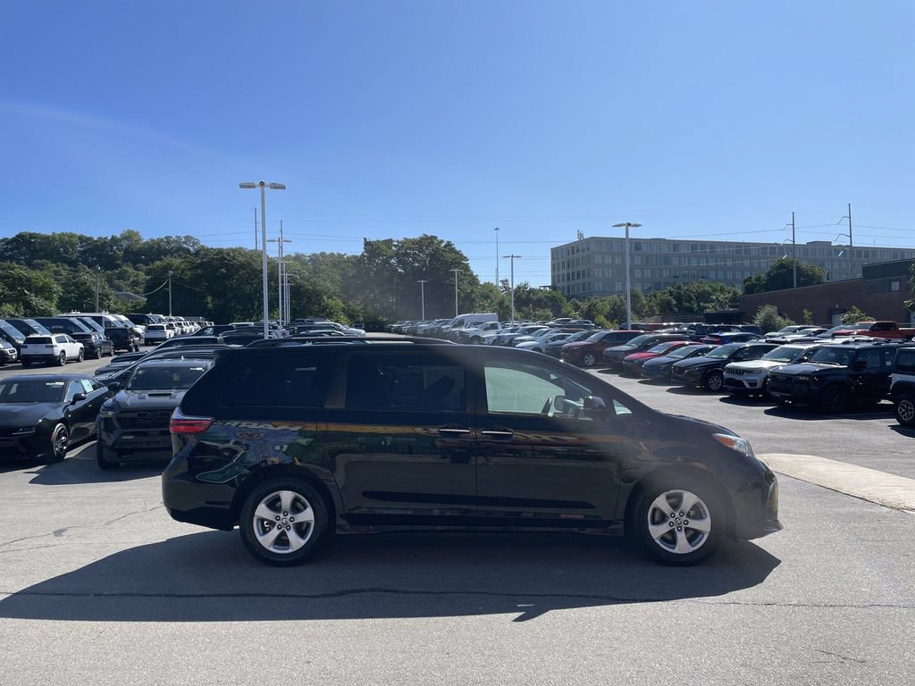 Used 2020 Toyota Sienna LE w/ LE Preferred Package FWD image 7