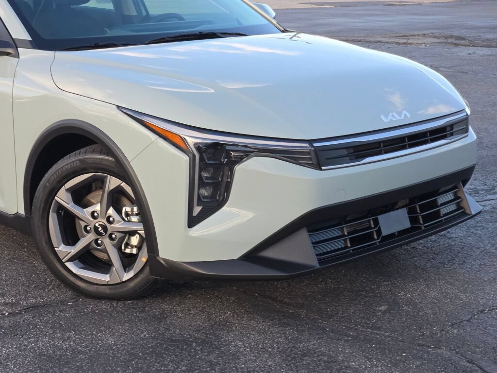 Used 2025 Kia K4 FWD image 2