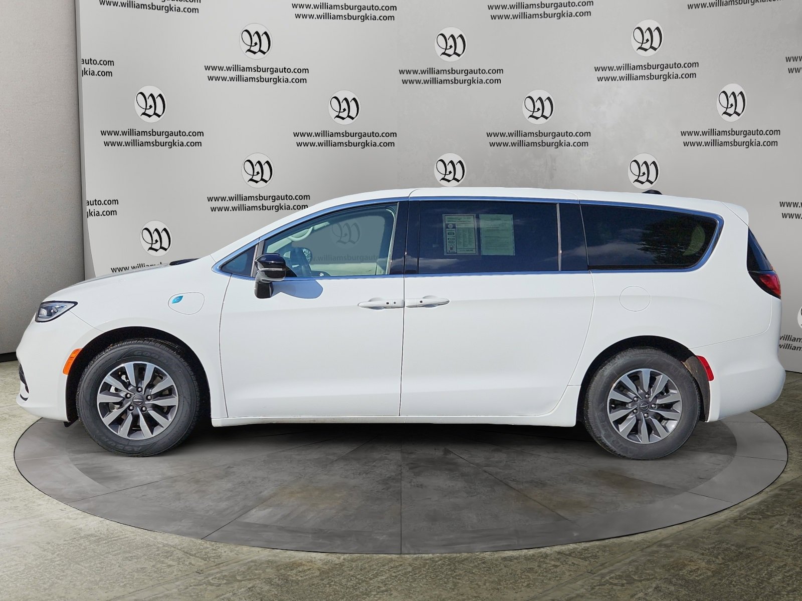 Used 2024 Chrysler Pacifica Select image 2