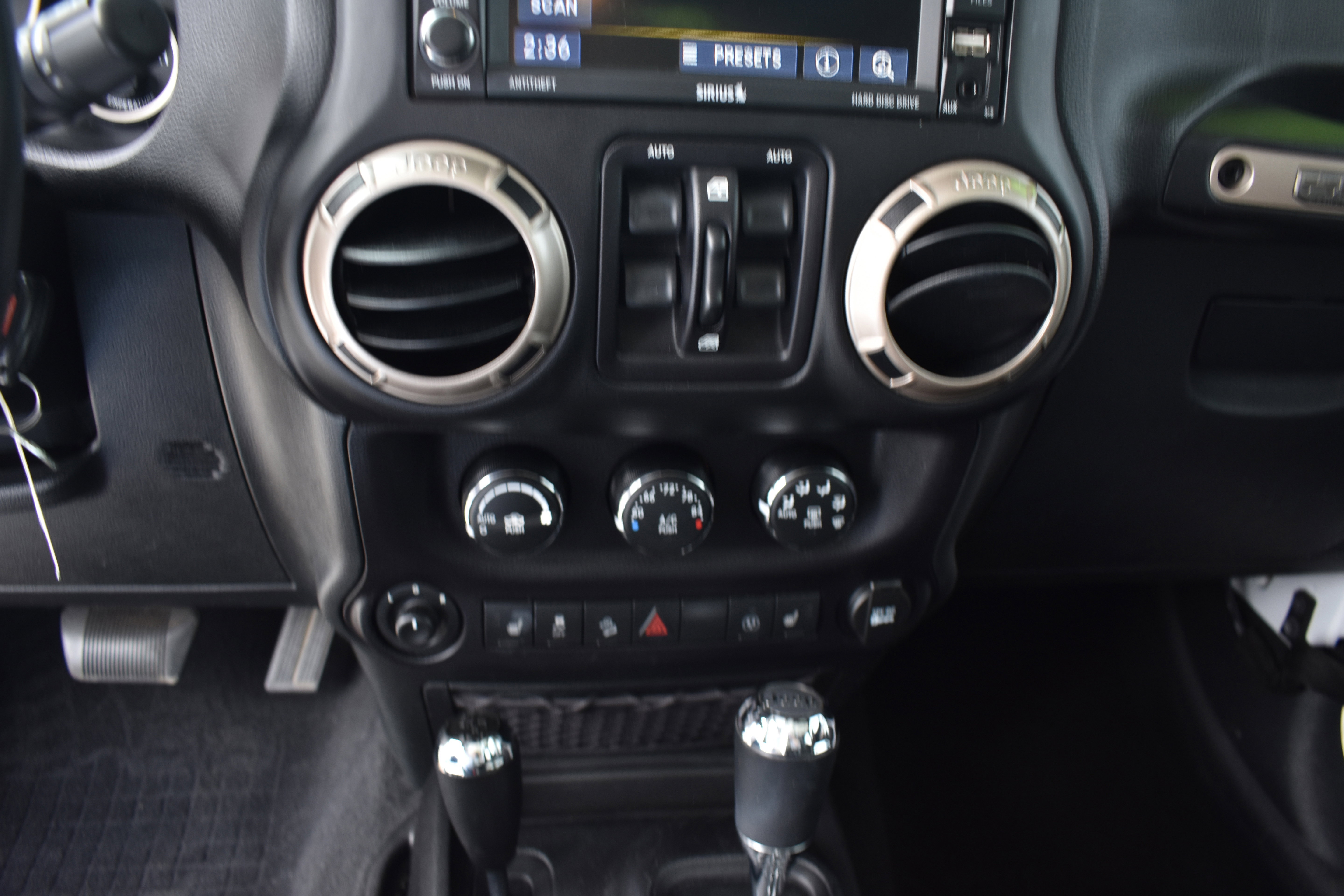 Used 2016 Jeep Wrangler Unlimited Sahara image 19