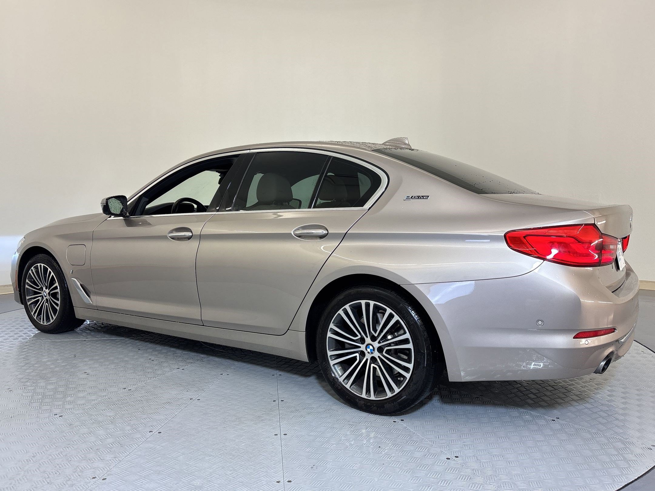 Used 2018 BMW 530e w/ Premium Package 2 RWD image 3