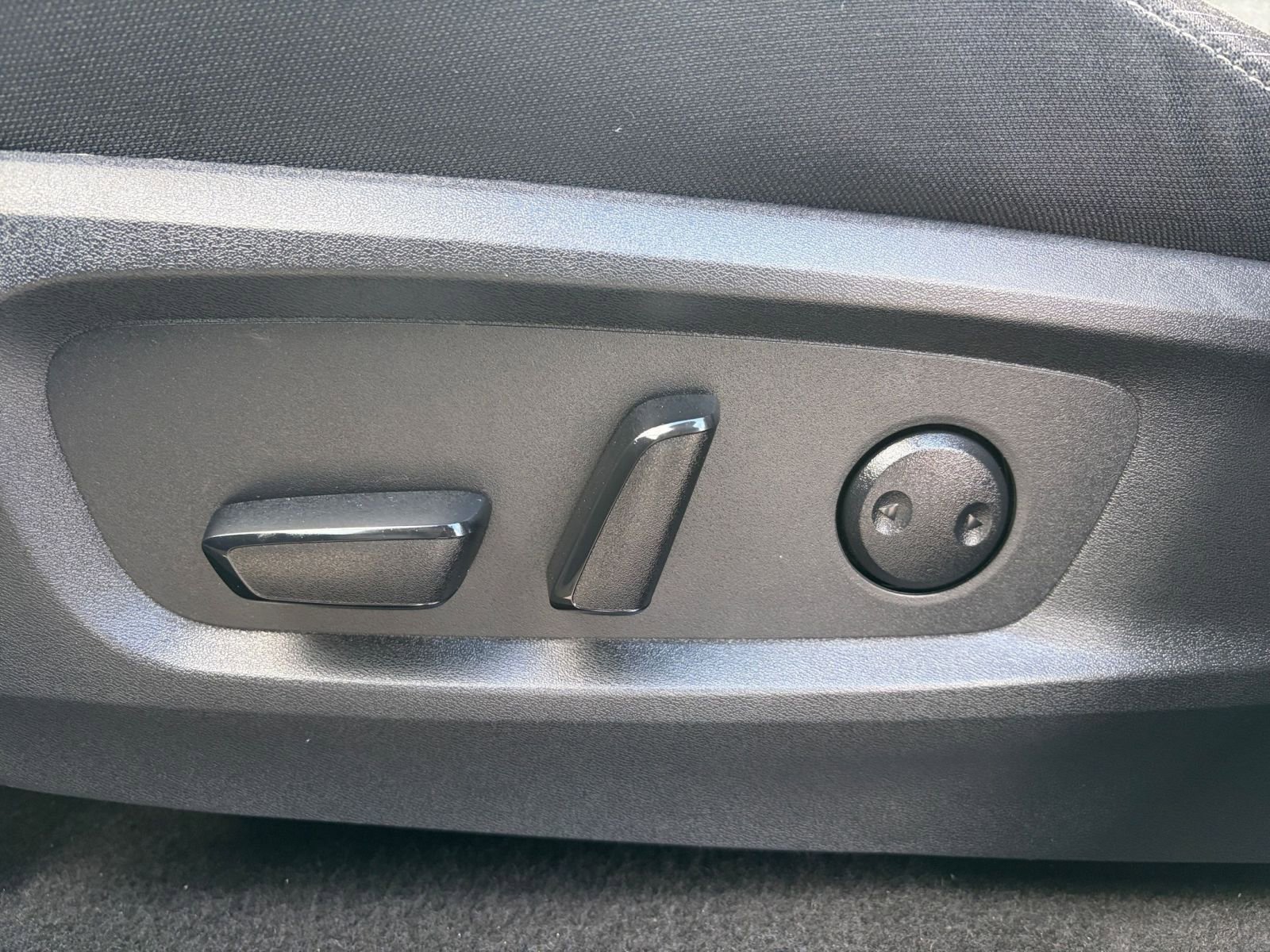 Used 2025 Nissan Pathfinder SV image 23