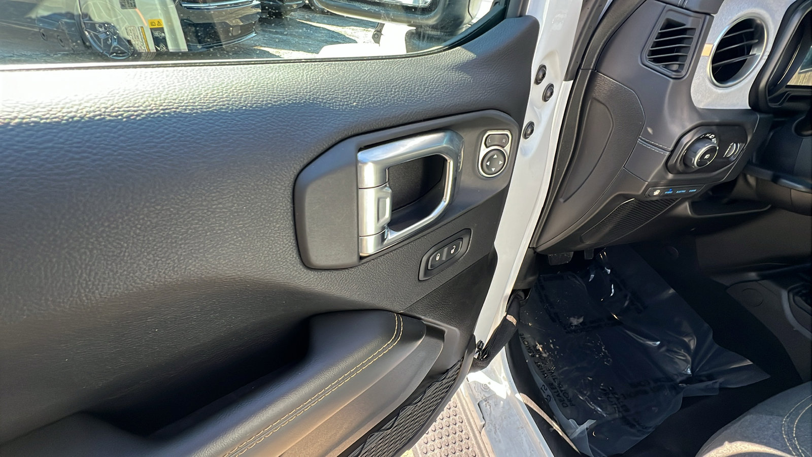 Used 2025 Jeep Wrangler Sahara 4xe image 15