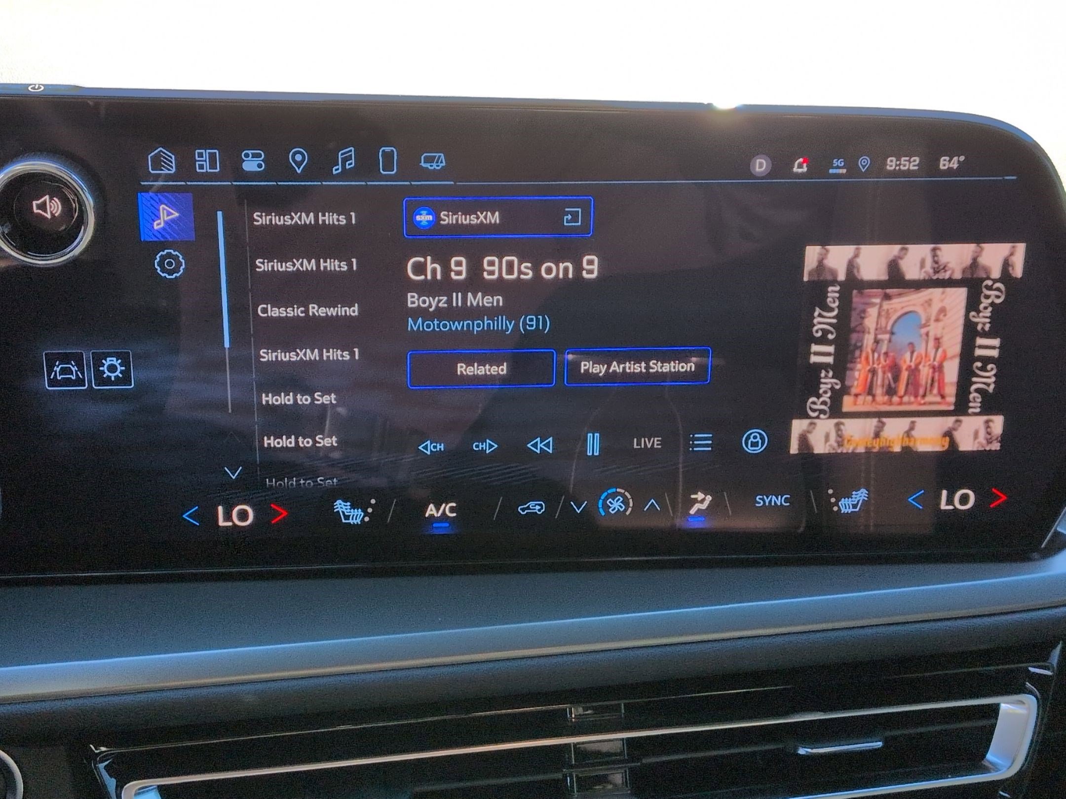 Used 2025 Chevrolet Traverse LT w/ Midnight/Sport Edition image 23