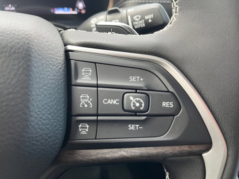 Used 2025 Jeep Grand Cherokee L Limited w/ Black Appearance Package image 19