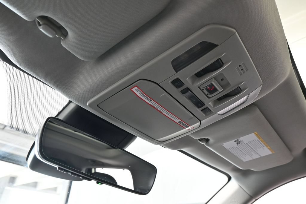 Used 2022 Toyota Highlander XLE AWD/4WD image 24