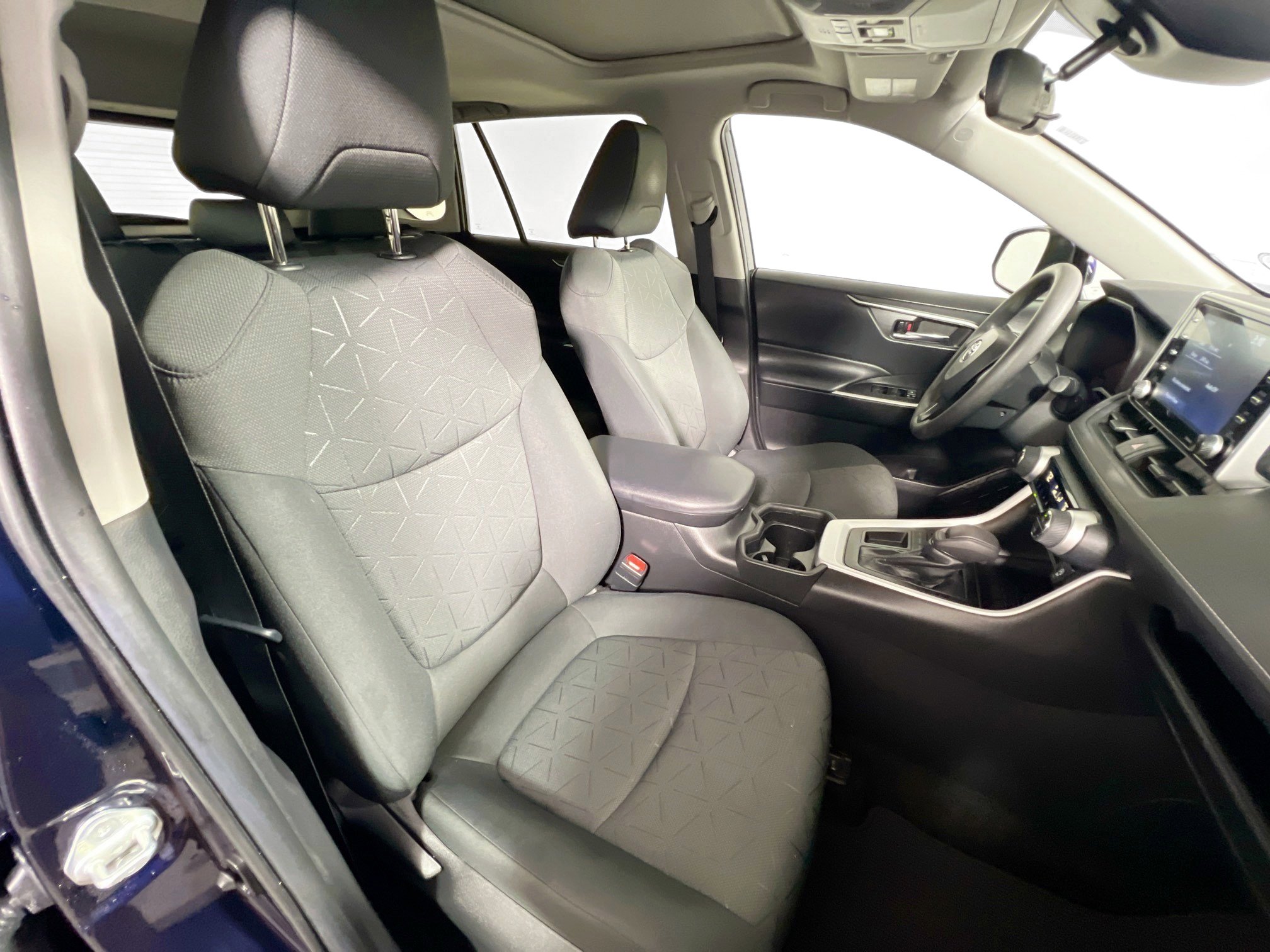 Used 2021 Toyota RAV4 XLE w/ Convenience Package image 31