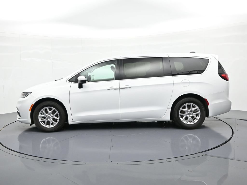 Used 2023 Chrysler Pacifica Touring-L FWD image 9