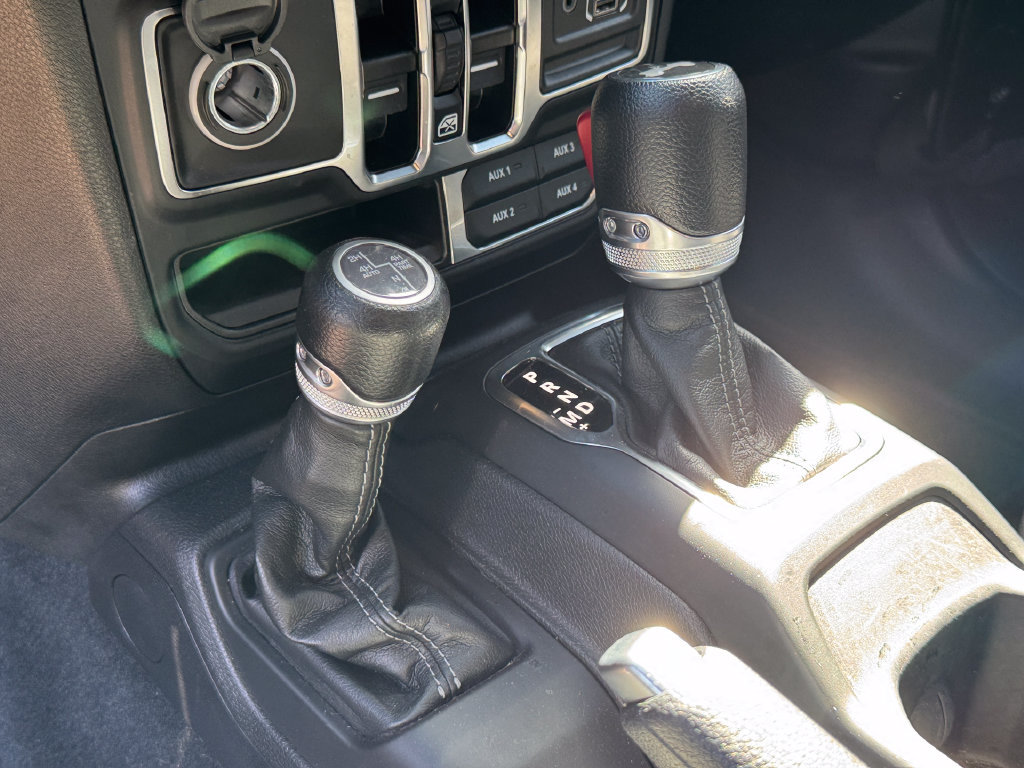 Used 2024 Jeep Wrangler Unlimited Sahara w/ Technology Group AWD/4WD image 15