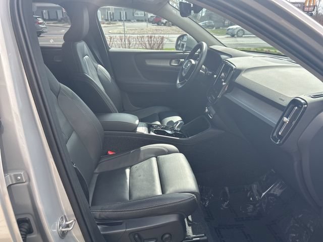 Certified 2025 Volvo XC40 B5 Plus AWD/4WD image 15