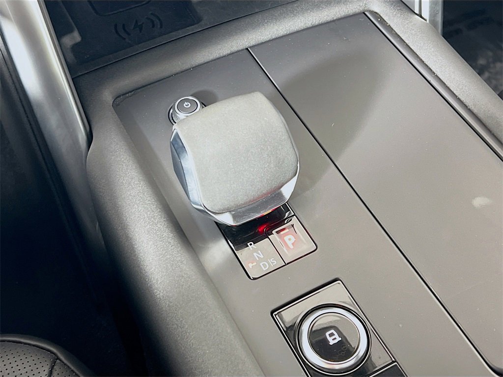 Certified 2024 Land Rover Discovery Dynamic SE image 17