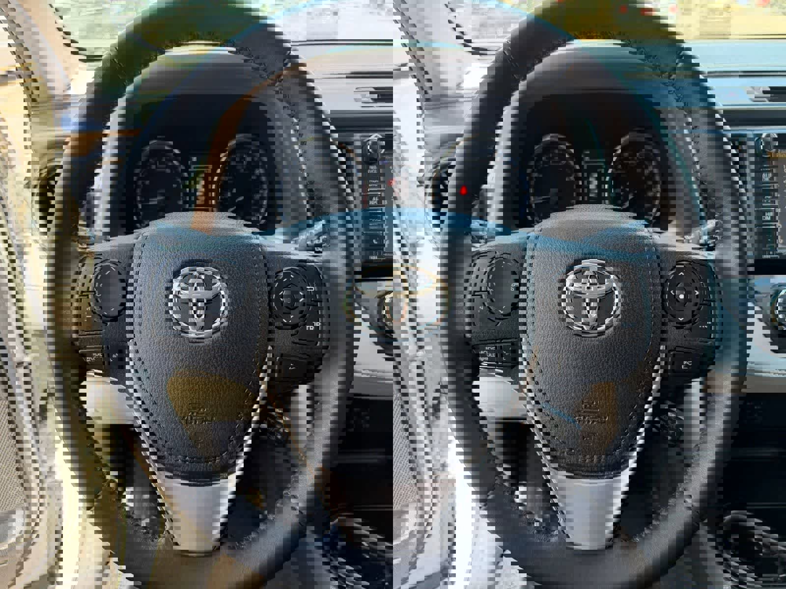 Used 2018 Toyota RAV4 Limited w/ Advanced Technology Package image 18