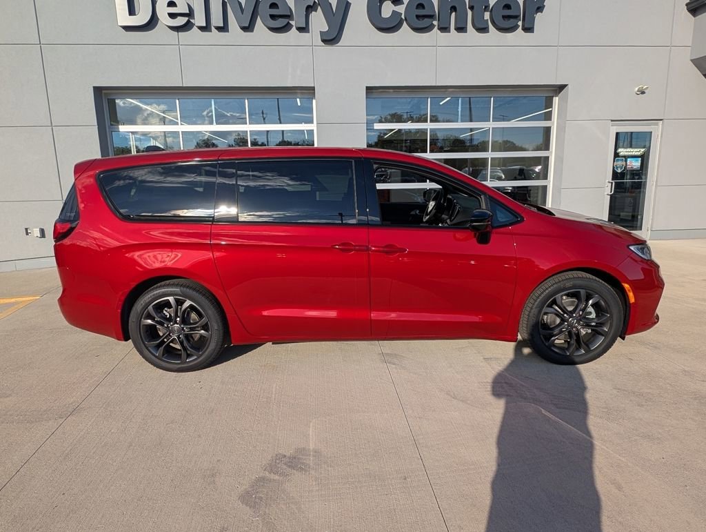 New 2026 Chrysler Pacifica Select image 4