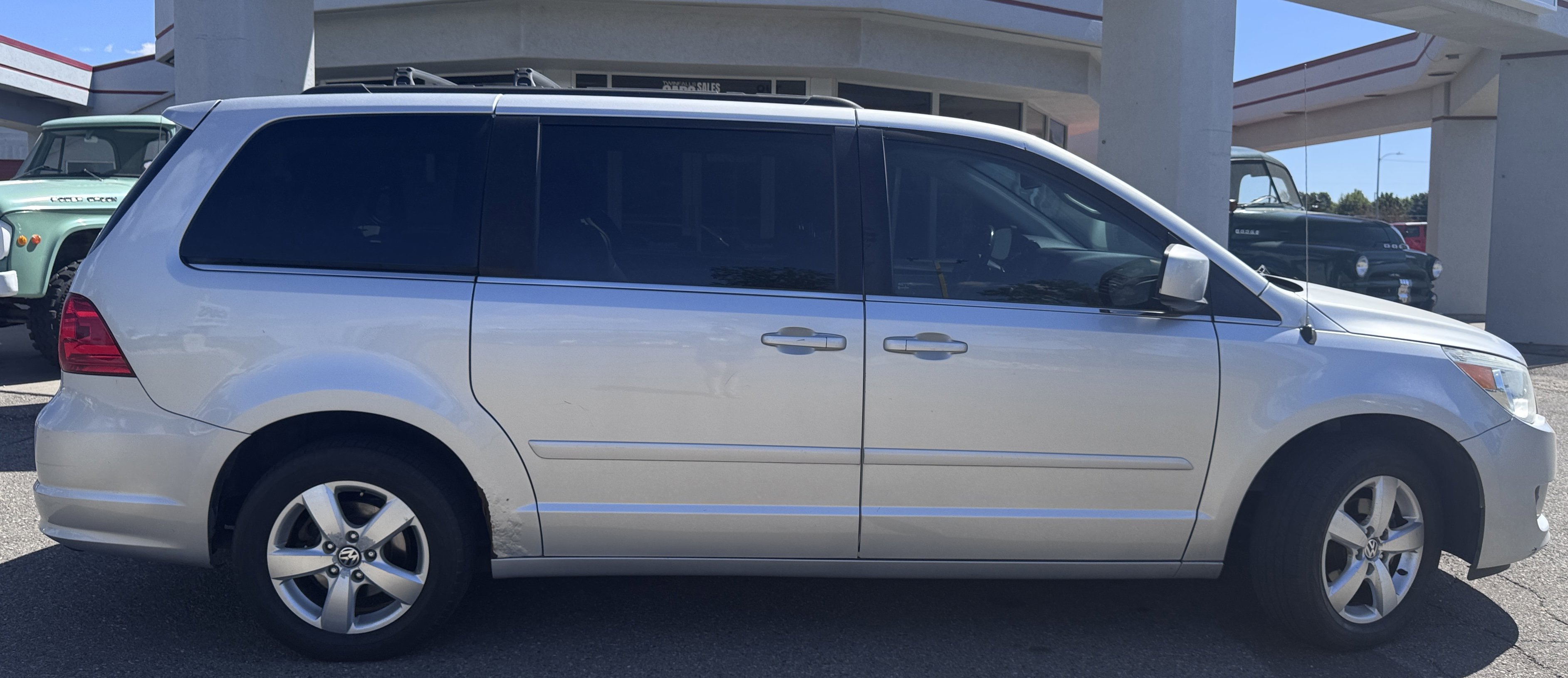 Used 2011 Volkswagen Routan SEL FWD image 9