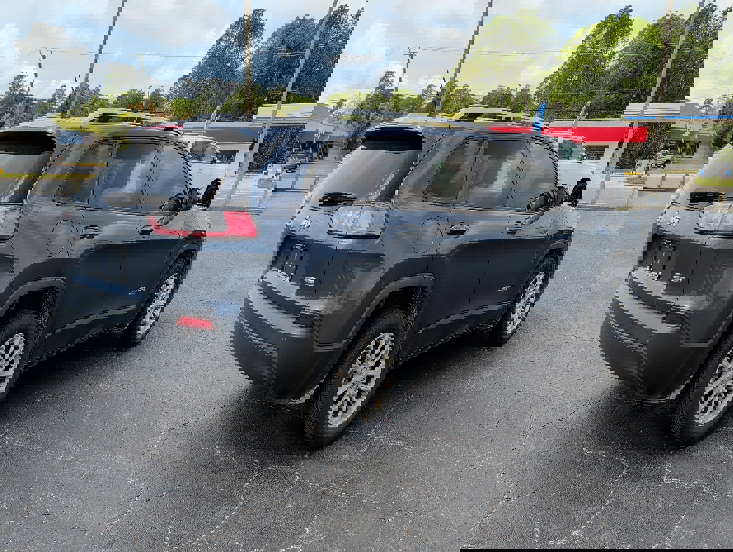 Used 2020 Jeep Cherokee Latitude image 3