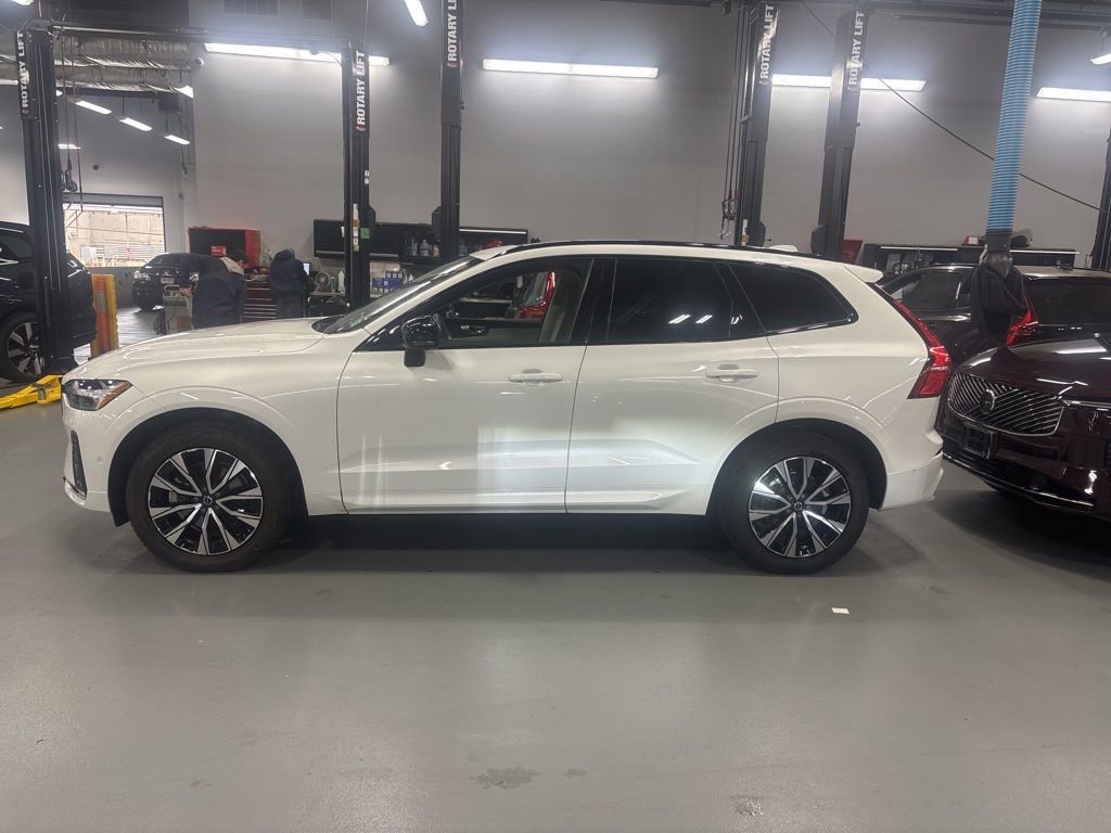 Used 2024 Volvo XC60 B5 Plus image 2