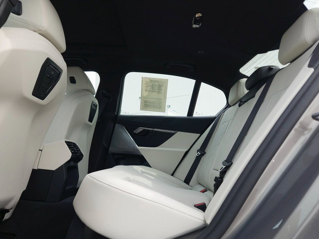 Certified 2025 BMW 530i image 18