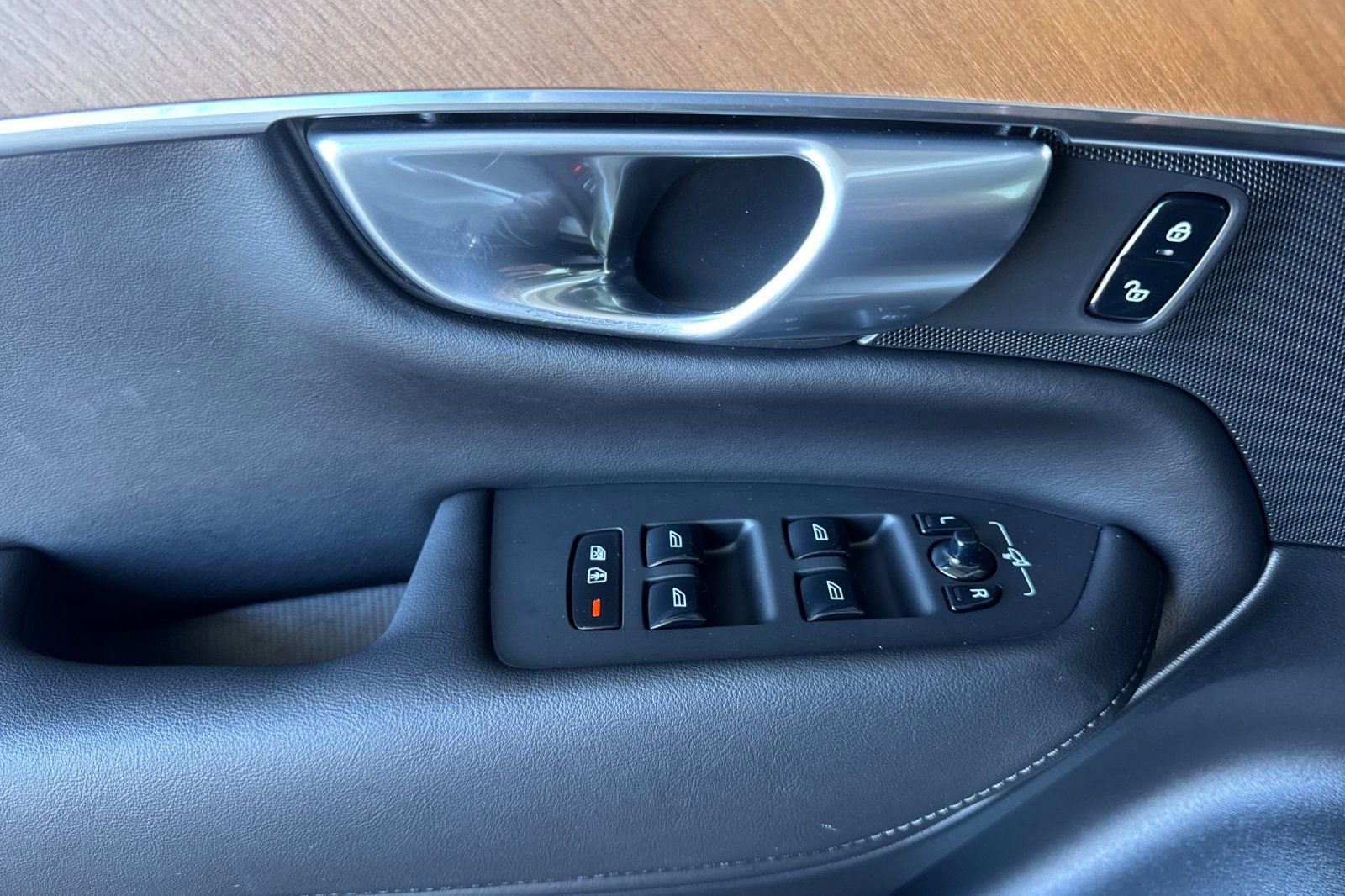 Certified 2024 Volvo XC90 B6 Plus image 15