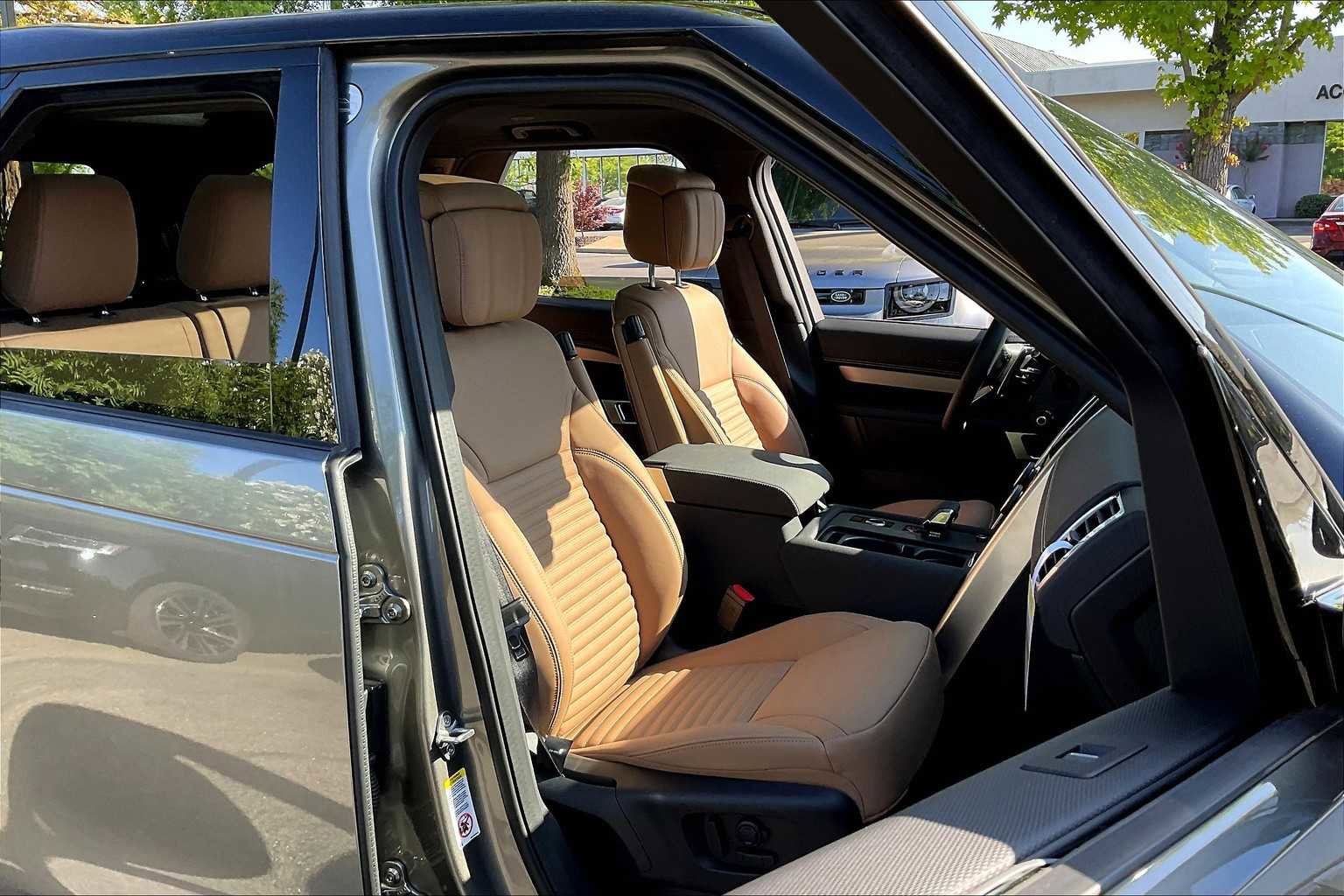 New 2025 Land Rover Discovery Dynamic SE image 31