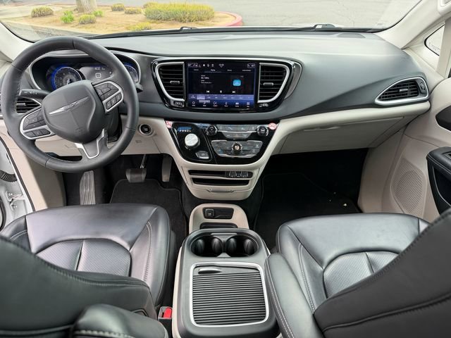 Used 2023 Chrysler Pacifica Touring-L image 25