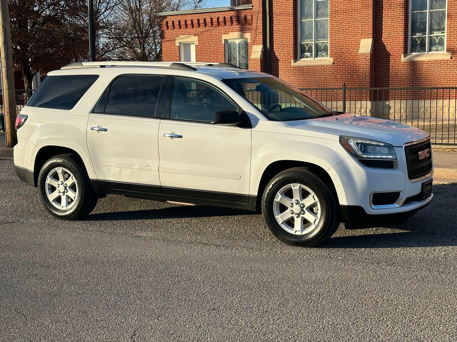 Used 2016 GMC Acadia SLE image 2
