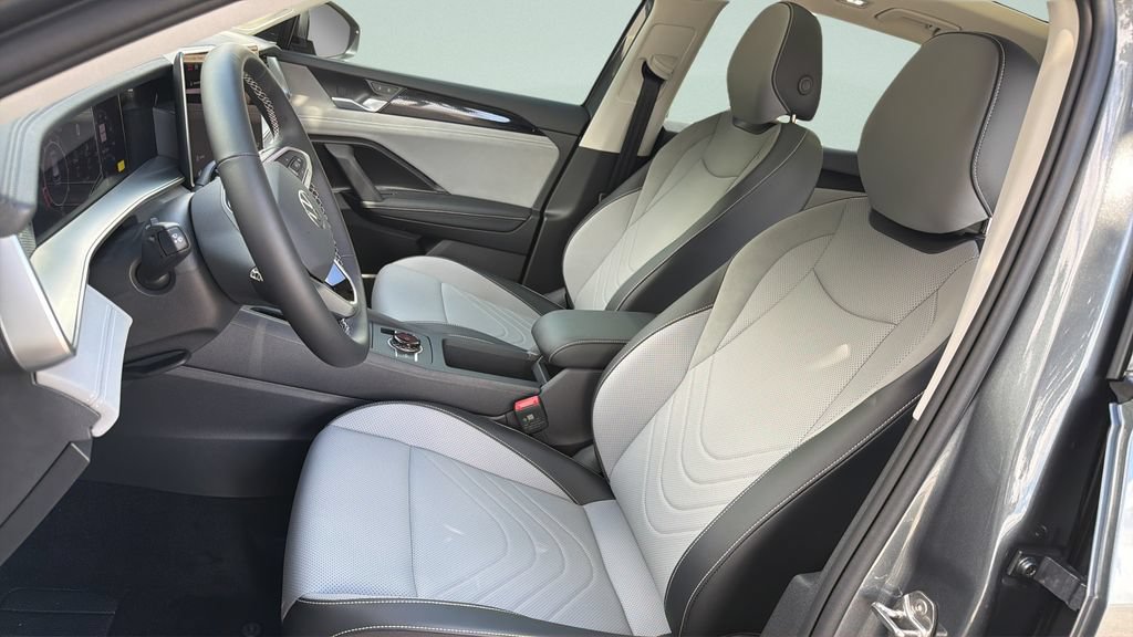 New 2026 Volkswagen Tiguan SE FWD image 32