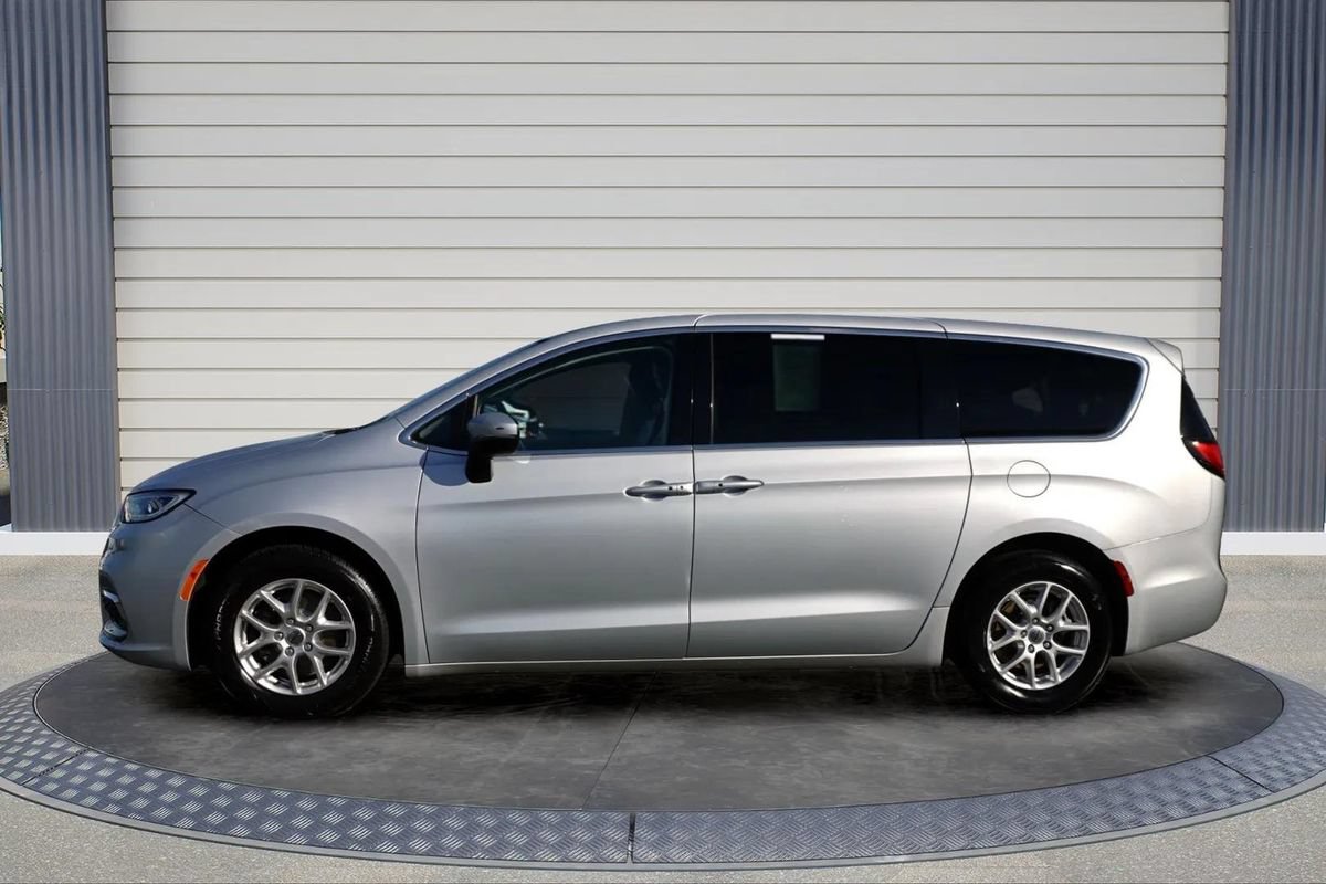 Used 2023 Chrysler Pacifica Touring-L FWD image 4